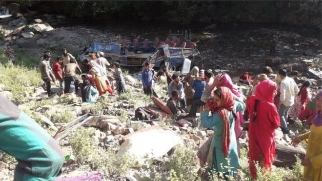 काश्मीर : बस दरीत कोसळली, 30 लोकांचा मृत्यू झाल्याची भीती