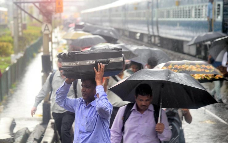 मुंबई: मुसळधार पाऊस, वाहतुकीची स्थिती (बघा फोटो)