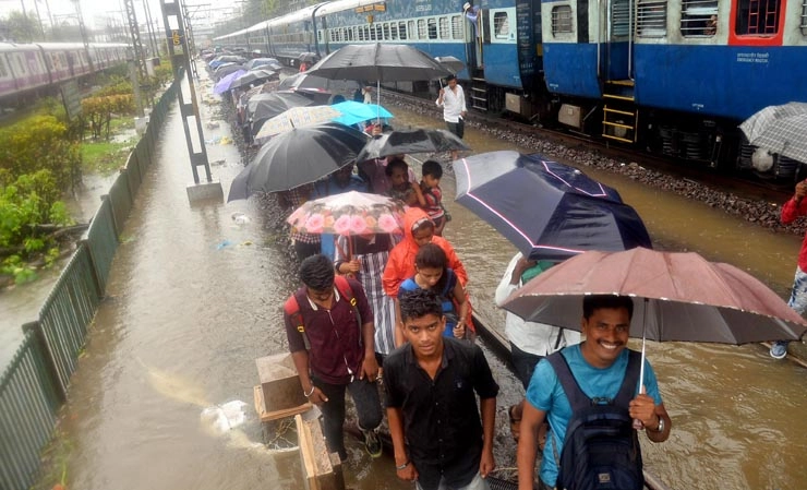 पावसात अडकले मुंबईकर भुकेने व्याकुळ, गणपती बाप्पा आले मदतीला