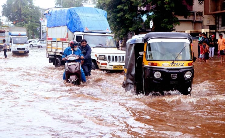 Mumbai rain: मुंबईत मुसळधार पाऊस, अनेक ठिकाणी वाहतूक ठप्प