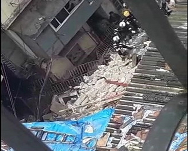 मुंबईत 4 मजली इमारत कोसळली, 50 लोक अडकले