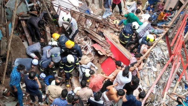 मुंबई डोंगरी इमारत कोसळली: 2 मृत्युमुखी, ढिगाऱ्याखाली 50 जण अडकल्याची भीती