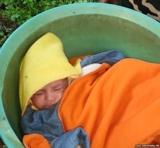 बडोद्यात तुफान पावसात पोलिसानं असं वाचवलं 45 दिवसांच्या बाळाला