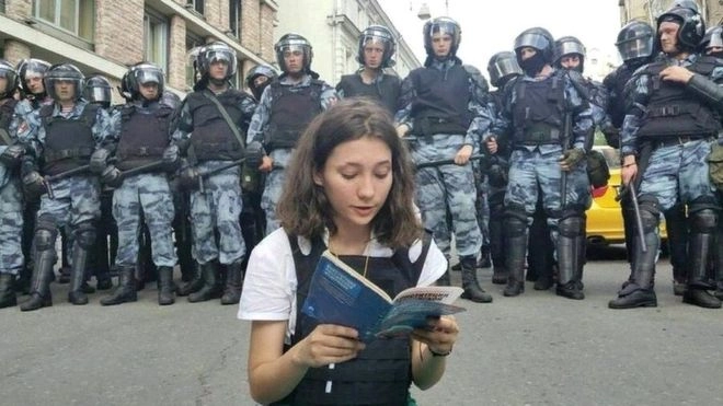रशियाच्या लोकशाही आंदोलनाचा चेहरा ठरत आहे 17 वर्षांची एक तरुणी