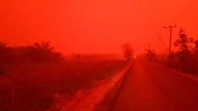 इंडोनेशियात आकाश अचानक लाल रंगाचं का झालं?