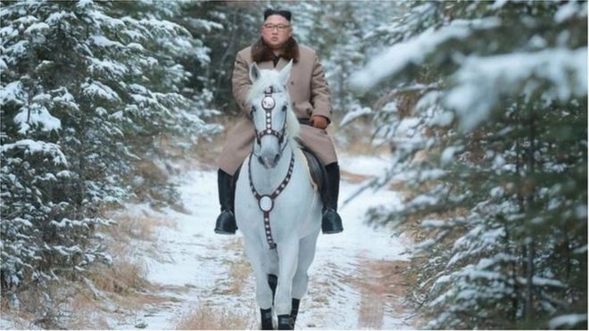 किम जोंग उन: पवित्र डोंगरावर उत्तर कोरियाच्या अध्यक्षांची घोड्यावरून रपेट