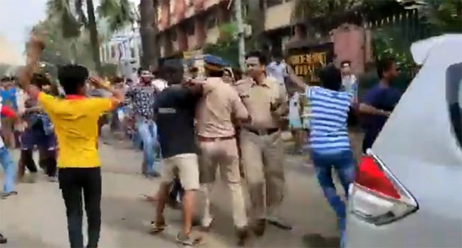 मुंबईत पोलिसांना जबर मारहाण, संतप्त जमावाने फोडल्या गाड्या