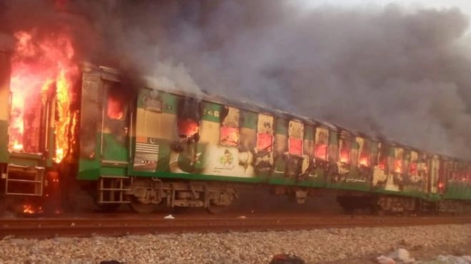 पाकिस्तान : एका ट्रेनला लागली आग, 65 लोकांचा मृत्यू