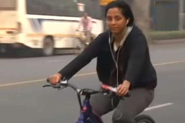 दिल्लीच्या रस्त्यांवर सुप्रिया यांचे सायकलिंग