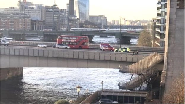लंडन ब्रिज हल्ला: 2 मृत्युमुखी, पोलिसांच्या गोळीने हल्लेखोर ठार