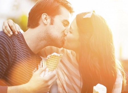 International Kissing Day चुंबन घेण्याचे फायदे जाणून घ्या