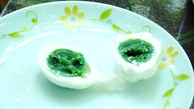काय म्हणता, हिरव्या रंगाचे बलक असणारे अंड