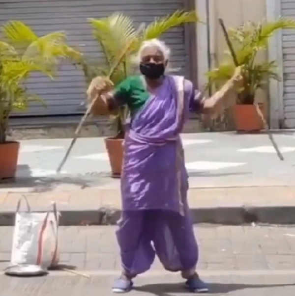 कोरोना काळात पोटासाठी वृद्धेची 'कसरत'; VIDEO शेअर करत रितेश देशमुख म्हणाला Warrior Aaji