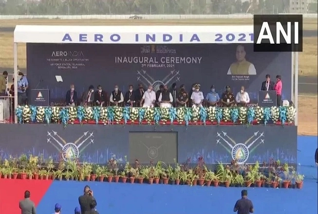 Aero India Show : बंगळुरूमध्ये आशियातील सर्वात मोठा एअर शो सुरू झाला, संरक्षणमंत्र्यांसह तीन लष्कर प्रमुख उपस्थित