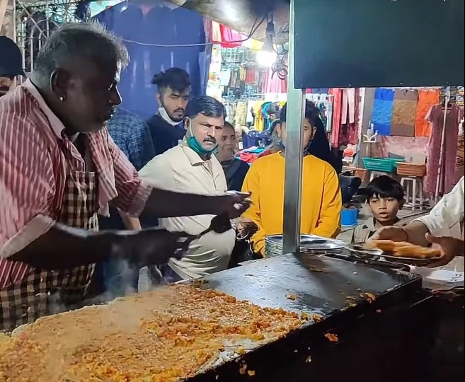 Mumbai मध्ये रजनीकांत स्टाईल डोसा Viral Video