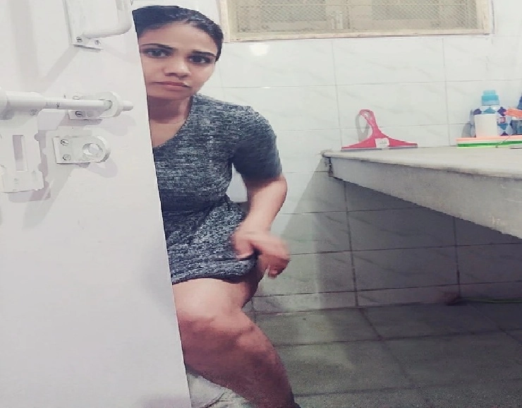 या महिलेनं फेसबुकवर पोस्ट केला टॉयलेटमधला कमोडवर बसलेला फोटो... कारण जाणून घ्या