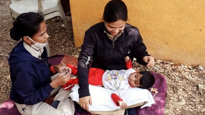 दोन दिवस मृत आईजवळ होतं दीड वर्षाचं बाळ, पोलिसांनी भरवला मायेचा घास