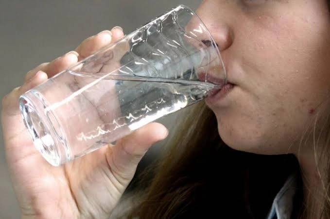Cold Water Side Effects: थंड पाणी प्यायल्याने होऊ शकतात या 4 मोठ्या समस्या, जाणून घ्या