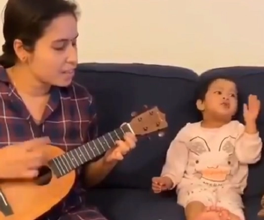 व्हिडिओ व्हायरल : जेव्हा एखादी लहान मुलगी आईबरोबर 'अगर तुम साथ हो...' गाणं म्हणते तेव्हा