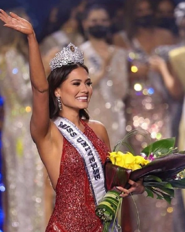 मेक्सिकोची अँड्रिया मेझाने मिस युनिव्हर्स 2020 विजेतेपद जिंकले, भारताची अॅरडलिन कॅस्टेलिनो (Adline Castelino )तृतीय उपविजेता