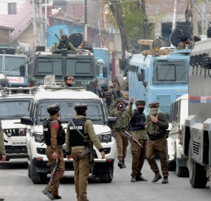 जम्मू काश्मीर मध्ये चकमकीत 2 दहशतवादी ठार
