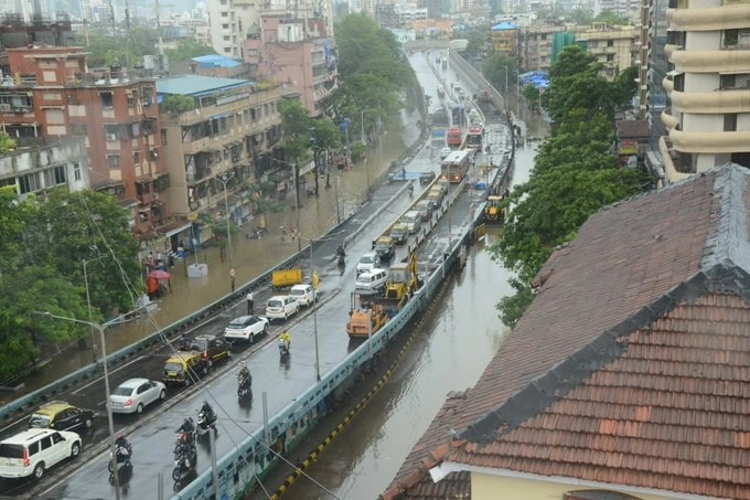 मान्सून मुंबईत धडकला! सर्वत्र धुवाँधार पाऊस :बघा फोटो