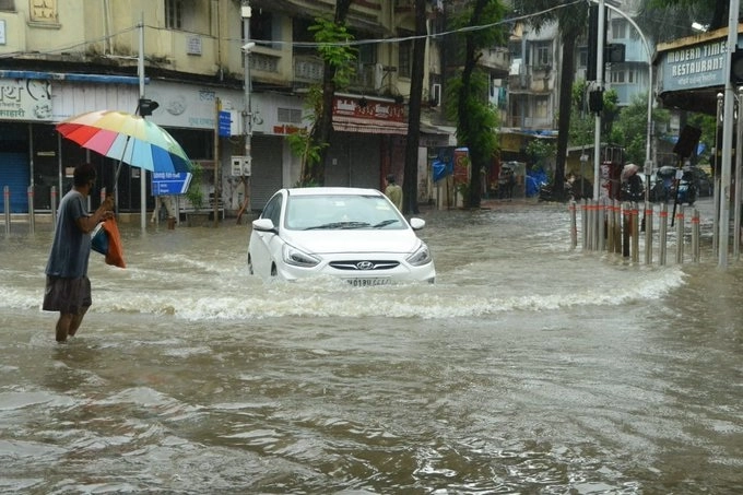 मुंबई पाऊस: मुसळधार पावसामुळे मुबंईत रस्ते आणि रेल्वे रुळांवर गुडघ्यापर्यंत पाणी,पूरसदृश परिस्थिती