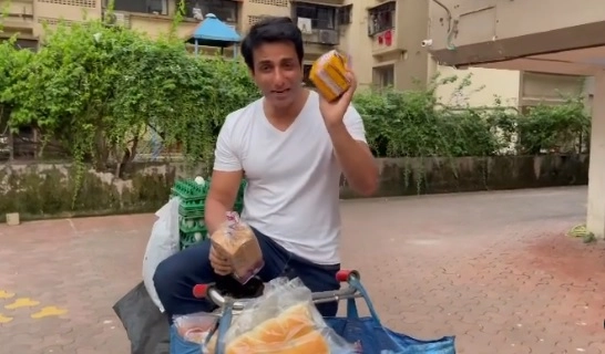 VIDEO: सोनू सूद साइकलवर ब्रेड, अंडी विकायला बाहेर गेला, म्हणाला - कोण म्हणतो मॉल बंद आहे