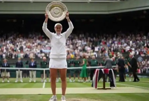 Wimbledon 2021:  एश्ले बार्टीने महिला एकेरीचे विजेतेपद जिंकून अंतिम सामन्यात करोलिना पिलिस्कोव्हाला पराभूत केले