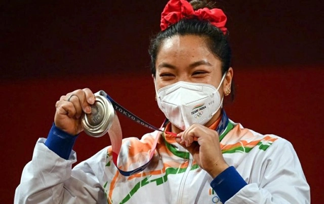 ऑलिम्पिकमध्ये सुवर्णपदक जिंकणार्या मीराबाई चानू प्रथम भारतीय महिला खेळाडू बनू शकतात!