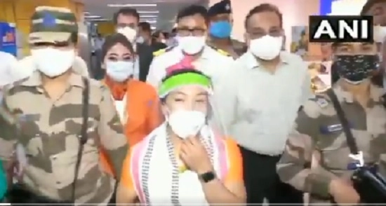 स्वदेश पोहोचल्यावर मीराबाई चानू यांचे हार्दिक स्वागत झाले, विमानतळावर 'भारत माता की जय'चे घोषवाक्य - व्हिडिओ