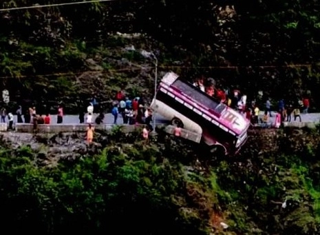 हिमाचल प्रदेशमध्ये चालकाच्या समजूतदारपणामुळे मोठा अपघात टळला
