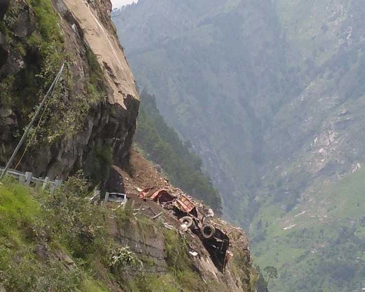 हिमाचलच्या किन्नौरमध्ये मोठा अपघात, बस वर दरड कोसळून 40 लोक अडकले