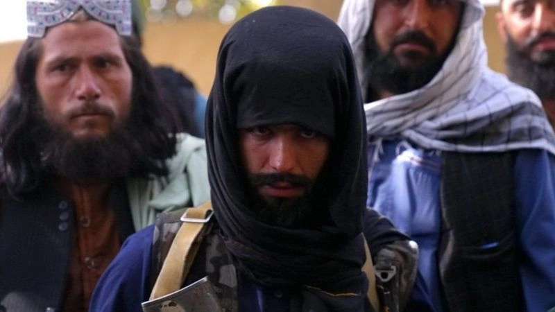 तालिबान कमांडरला जेव्हा बीबीसी रिपोर्टरने विचारलं की तुम्ही लोकांना का मारत आहात...