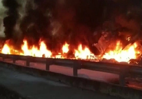 पाकिस्तान : कराची येथील एका केमिकल फॅक्टरीला भीषण आग लागली, 15 जण जिवंत जाळले