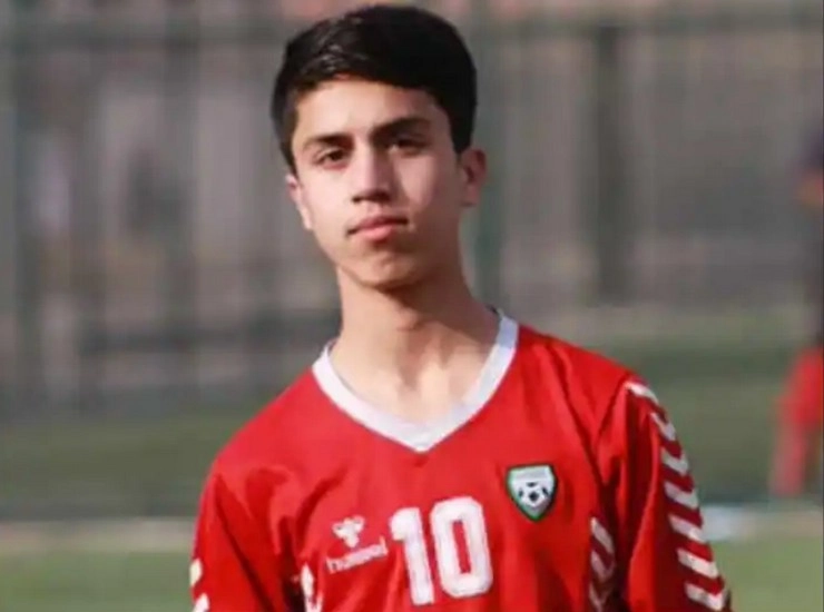 काबुलमध्ये विमानातून पडून मरण पावलेला तरुण फुटबॉलपटू होता