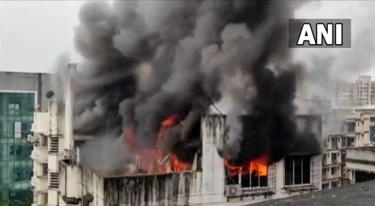 मुंबईच्या बोरीवलीमध्ये इमारतीला भीषण आग, अग्निशमन दलाचा जवान जखमी