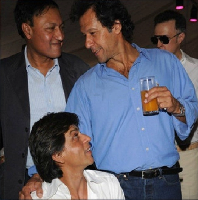 पाक PM इमरान खानसोबत Shah Rukh Khan चा फोटो बघून भडकले नेटकरी, Boycott ची मागणी