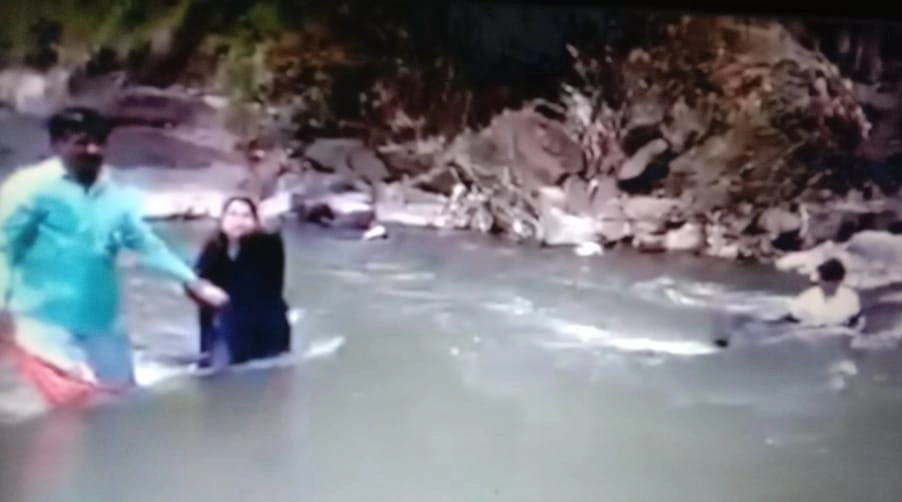 शाब्बास मुली ! नदीच्या पाण्यात वाहत असलेल्या मुलाचे प्राण वाचवले