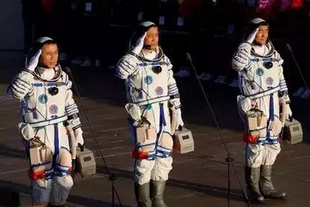 3 चिनी प्रवाशी 90 दिवस अंतराळात राहिल्यानंतर पृथ्वीवर परतले