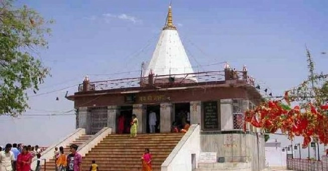 Maihar Devi Temple: हे मंदिर आहे चमत्कारिक, पूजेच्या अगोदरच फुले वाहलेली असतात