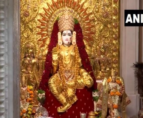 विजयादशमीला श्री महालक्ष्मी मंदिरात देवीचा अनोखा श्रृंगार, 16 किलो वजनाची सोन्याची साडी घातली