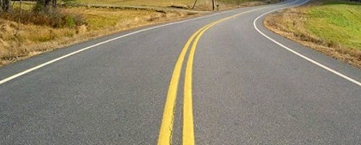 रस्त्यावर पांढऱ्या आणि पिवळ्या रेषा, याचा अर्थ काय जाणून घ्या