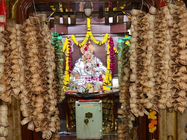 Ratlam Mahalaxmi Temple:  या मंदिरातची आहे एक विचित्र प्रथा, भाविक गोठडीत भरून आणतात सोने-चांदी