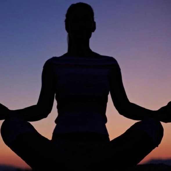 Siddhasana रिकाम्या पोटी एकाच जागी बसून करा हे 1 आसन, शरीर आणि मनाला शांती मिळेल, जाणून घ्या अद्भुत फायदे