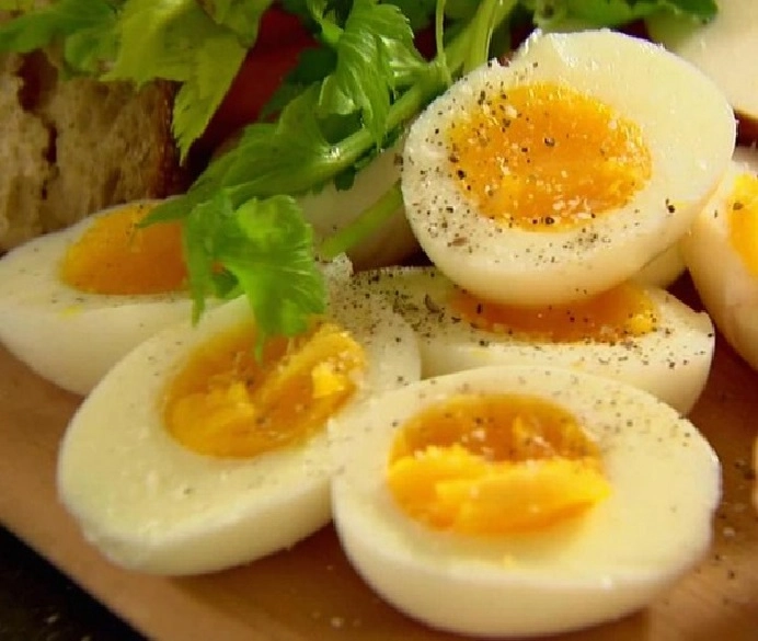 Egg Boiling Trick अंडी उकळताना फुटतात? खास उपाय जाणून घ्या