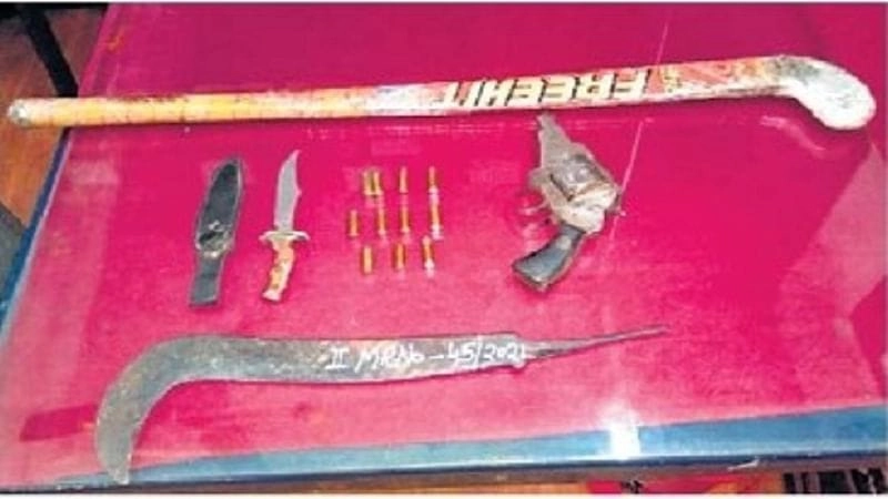 कुरिअरद्वारे मोठा शस्त्रसाठा जप्त, सापडल्या 37 तलवारी, एक कुकरी