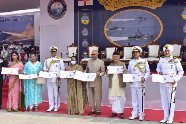 भारतीय नौदलाच्या २२ व्या क्षेपणास्त्र वेसल स्क्वॉड्रनला राष्ट्रपती रामनाथ कोविंद यांच्या हस्ते 'प्रेसिडेंटस स्टॅंडर्ड' प्रदान