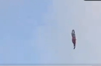 पतंग उडवता उडवता उडवणारा माणूसच जर हवेत उडून गेला तर ? काय