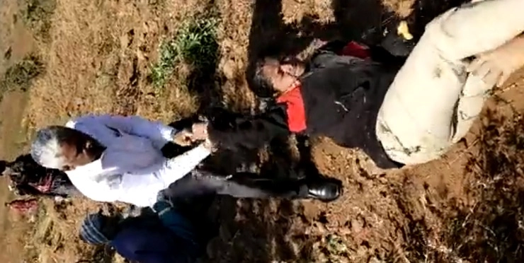 गर्भवती वनरक्षक महिलेला पोटात लाथ मारून डोक्यात दगड मारला